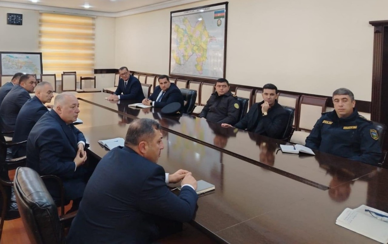 İcra başçısı çökən bina ilə bağlı müşavirə keçirdi - FOTOLAR